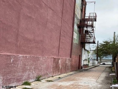 Priced to Sell !. Rare find, 3 story Warehouse in the heart of - photo 4