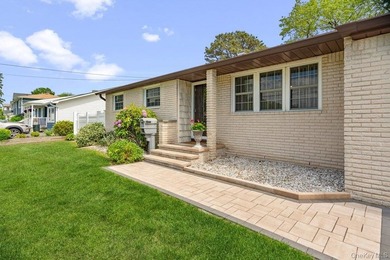 New To Market! Charming Walkway to 3 Bedroom Ranch with Nice - photo 2