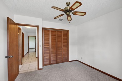 Perfect gathering home! Designed for both entertaining and - photo 10