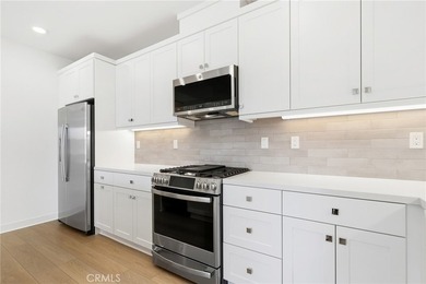 Welcome to this beautifully appointed third-floor, single-level - photo 11