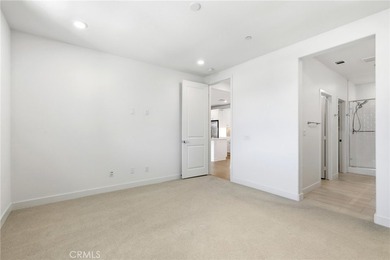 Welcome to this beautifully appointed third-floor, single-level - photo 18
