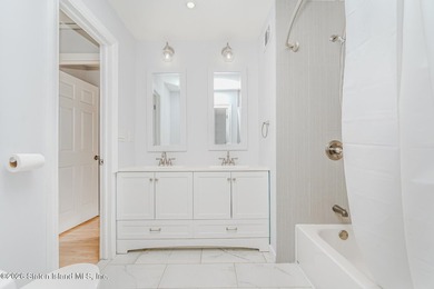 Welcome to The Oaks at Latourette, where comfort and convenience - photo 18
