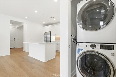 Welcome to this beautifully appointed third-floor, single-level - photo 26