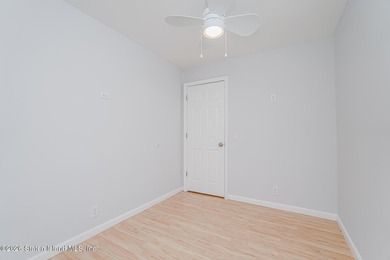 Welcome to The Oaks at Latourette, where comfort and convenience - photo 25