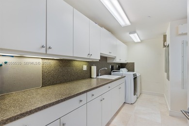 Designer renovated and furnished modern showplace in highly - photo 44