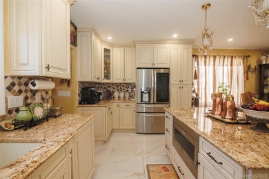 Stunning Detached Home in Morris Park - 1715 Hering Ave, Bronx - photo 4