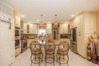 Stunning Detached Home in Morris Park - 1715 Hering Ave, Bronx - photo 6