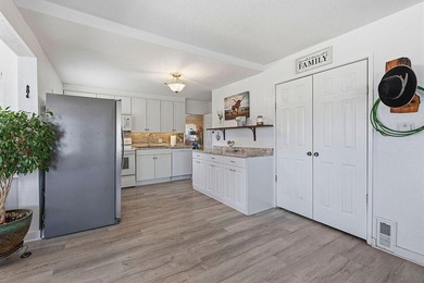 Charming cottage-feel home that's been immaculately kept and - photo 11