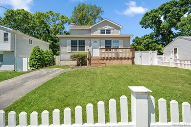 Welcome to this well maintained 3 bedroom, 2.5 bath home - photo 1