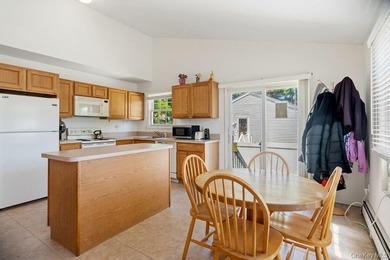 Welcome to this well maintained 3 bedroom, 2.5 bath home - photo 4