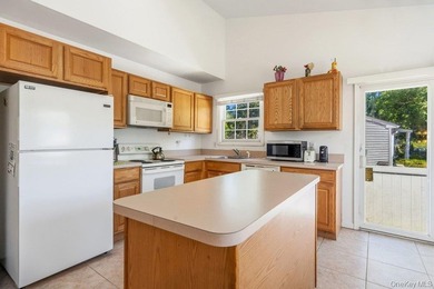 Welcome to this well maintained 3 bedroom, 2.5 bath home - photo 7