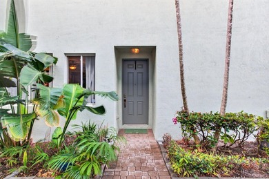 Beautifully maintained 3-bedroom, 2.5-bath townhome with a 1-car - photo 2