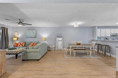Completely renovated, this 2-bedroom, 2-bath Treetops villa - photo 7