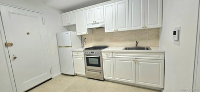 Beautifully maintained studio apartment located in the heart of - photo 3