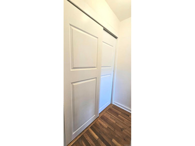 Beautifully maintained studio apartment located in the heart of - photo 5