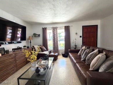 This beautifully maintained home features 3 bedrooms and 1 - photo 7