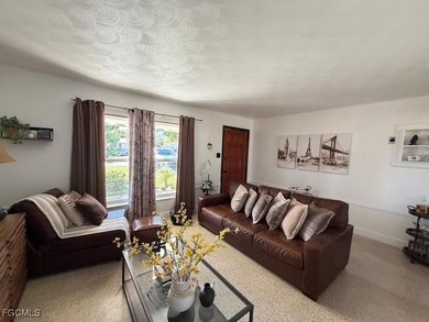 This beautifully maintained home features 3 bedrooms and 1 - photo 8