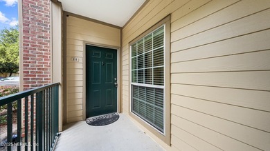 SELLERS OFFERING ONE-YEAR HOME WARRANTY! Beautifully updated - photo 2