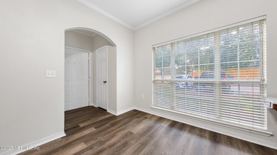SELLERS OFFERING ONE-YEAR HOME WARRANTY! Beautifully updated - photo 3