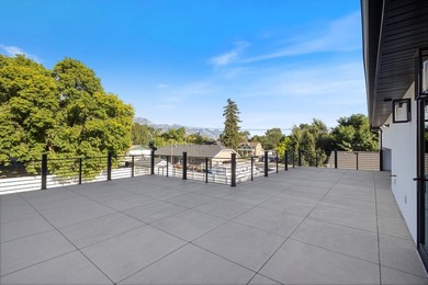 This stunning new home combines modern luxury with thoughtful - photo 37