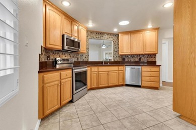 Beautiful single-story home located in *The Cottages*, one of - photo 9