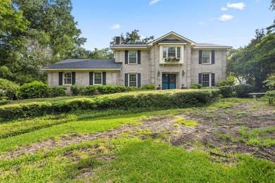 Absolutely stunning 5 bed 3.5 bath in Kings Grant. This stately - photo 3