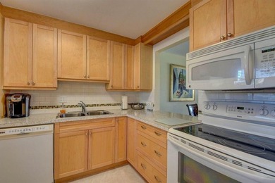 This beautifully renovated corner villa offers a perfect blend - photo 5