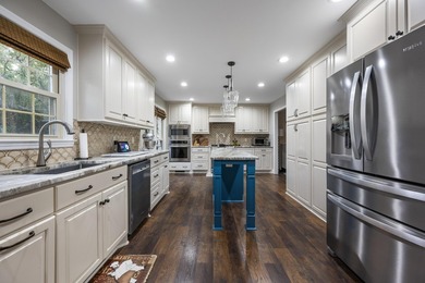 Absolutely stunning 5 bed 3.5 bath in Kings Grant. This stately - photo 10