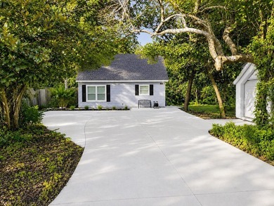 Tucked away on a large, private lot surrounded by beautiful - photo 2