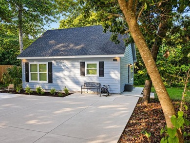 Tucked away on a large, private lot surrounded by beautiful - photo 3