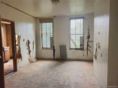 Three unit brownstone, centrally located to all amenities, needs - photo 11