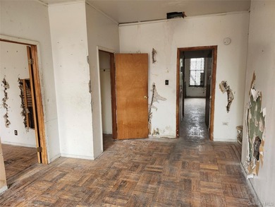 Three unit brownstone, centrally located to all amenities, needs - photo 14