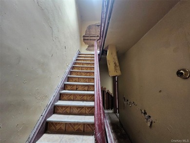 Three unit brownstone, centrally located to all amenities, needs - photo 17