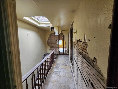 Three unit brownstone, centrally located to all amenities, needs - photo 19
