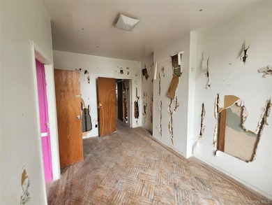Three unit brownstone, centrally located to all amenities, needs - photo 25