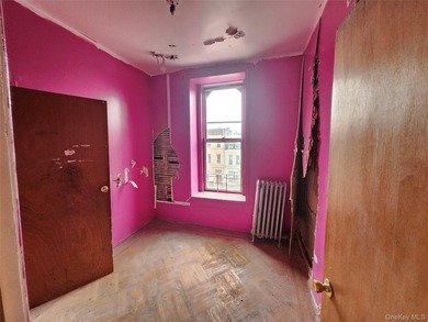 Three unit brownstone, centrally located to all amenities, needs - photo 27