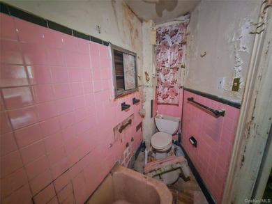 Three unit brownstone, centrally located to all amenities, needs - photo 29