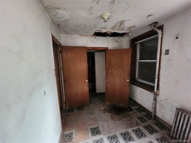 Three unit brownstone, centrally located to all amenities, needs - photo 30