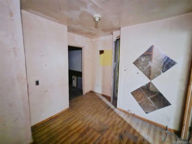 Three unit brownstone, centrally located to all amenities, needs - photo 32