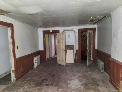 Three unit brownstone, centrally located to all amenities, needs - photo 33