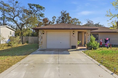 **Charming 2-Bedroom Ranch Home in Homosassa**
Welcome to this - photo 2