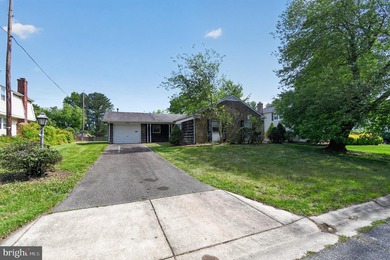 Rare opportunity to own a classic Levitt-built rambler in - photo 2