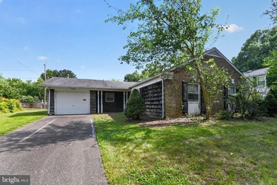 Rare opportunity to own a classic Levitt-built rambler in - photo 3