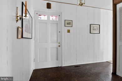 Rare opportunity to own a classic Levitt-built rambler in - photo 4