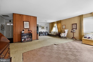 Rare opportunity to own a classic Levitt-built rambler in - photo 8