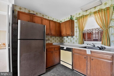Rare opportunity to own a classic Levitt-built rambler in - photo 10