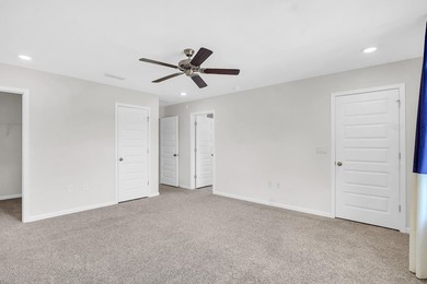 Ready to move in, this home is conveniently located just moments - photo 20