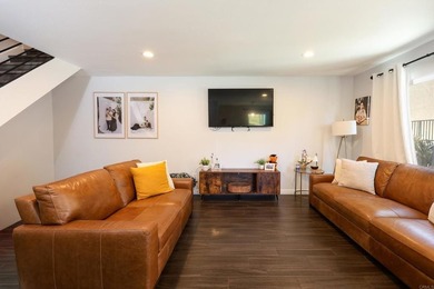 Charming two bedroom, one bathroom condo perfectly positioned in - photo 1