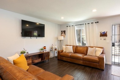 Charming two bedroom, one bathroom condo perfectly positioned in - photo 2