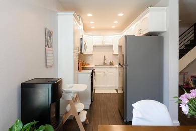Charming two bedroom, one bathroom condo perfectly positioned in - photo 7
